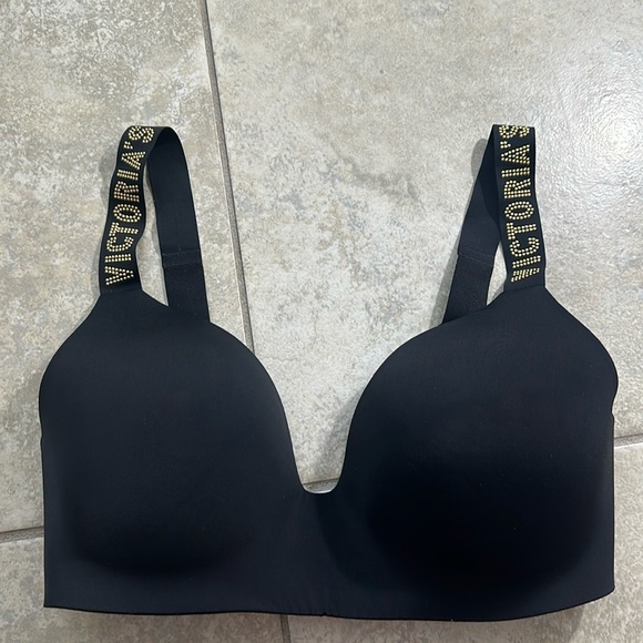 Victoria’s Secret Black T-Shirt Lightly Lined Wireless Bra w/‎ studs - Picture 2 of 9